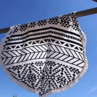  ROUND BEACH TOWEL, black-white